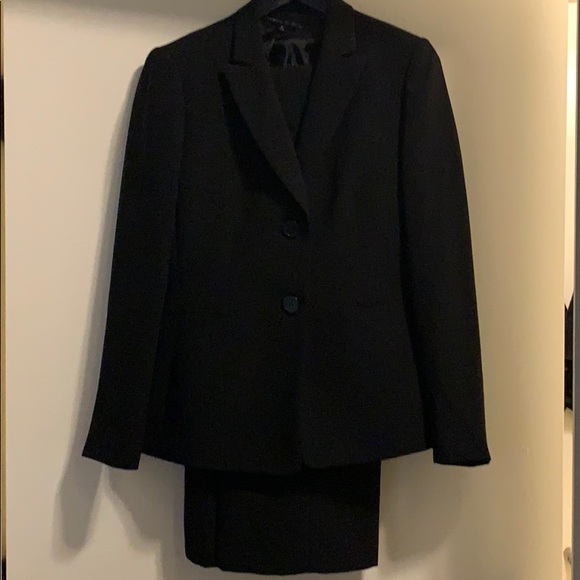 An Elegant Preston & York Suit - never worn - Picture 1 of 6